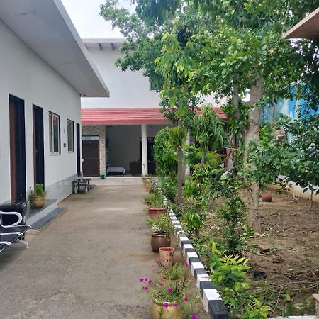 Hotel Maa Gayatri Dham Vrindāvan Exterior foto