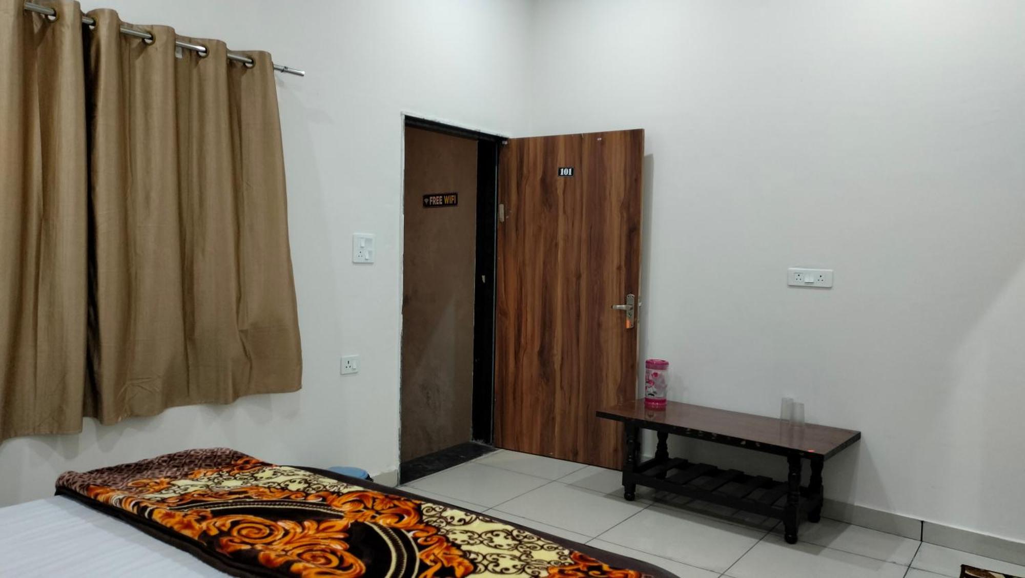 Hotel Maa Gayatri Dham Vrindāvan Exterior foto