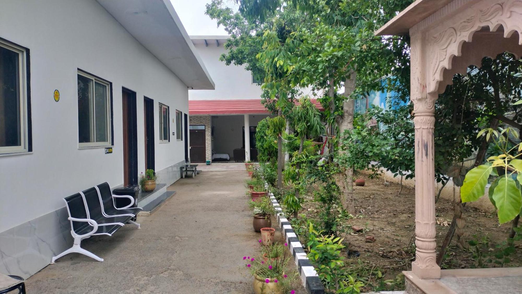 Hotel Maa Gayatri Dham Vrindāvan Exterior foto